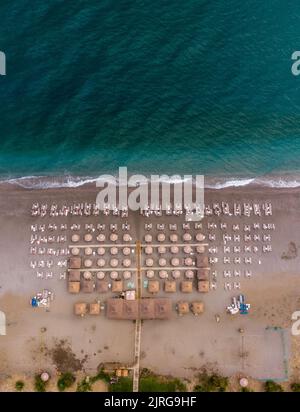 Foto aerea di un bar sulla spiaggia di Agiokampos, Grecia Foto Stock