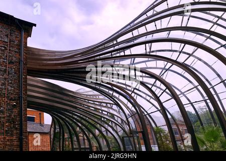 Whitchurch, Hampshire, Inghilterra, UK - futuristico Heatherwick progettato serre contenenti piante botaniche presso la distilleria di gin Bombay Sapphire Foto Stock