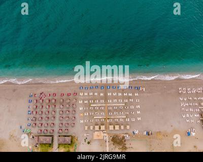 Foto aerea di un bar sulla spiaggia di Agiokampos, Grecia Foto Stock