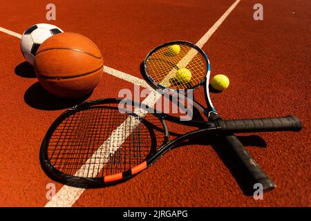 Primo piano di varie attrezzature sportive sullo sfondo del cortile Foto Stock