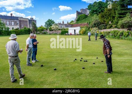 Gli uomini locali giocano Un tipo tradizionale di bocce che si è giocato nel Medioevo, Lewes, East Sussex, UK. Foto Stock