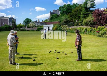 Gli uomini locali giocano Un tipo tradizionale di bocce che si è giocato nel Medioevo, Lewes, East Sussex, UK. Foto Stock