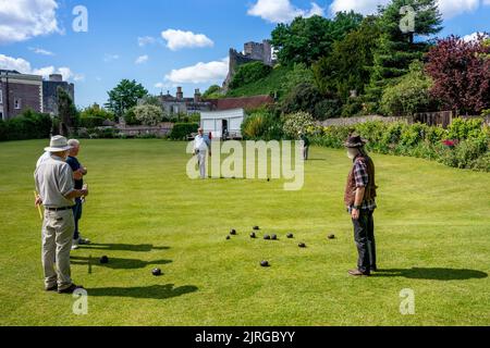 Gli uomini locali giocano Un tipo tradizionale di bocce che si è giocato nel Medioevo, Lewes, East Sussex, UK. Foto Stock