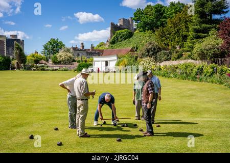 Gli uomini locali giocano Un tipo tradizionale di bocce che si è giocato nel Medioevo, Lewes, East Sussex, UK. Foto Stock