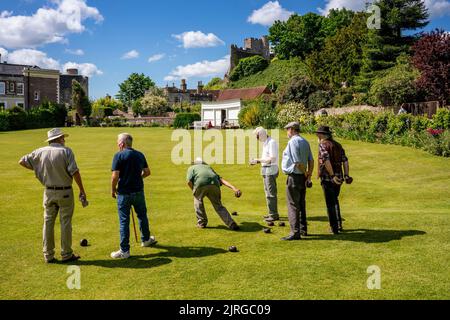 Gli uomini locali giocano Un tipo tradizionale di bocce che si è giocato nel Medioevo, Lewes, East Sussex, UK. Foto Stock