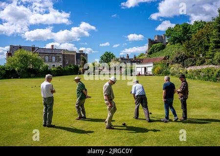 Gli uomini locali giocano Un tipo tradizionale di bocce che si è giocato nel Medioevo, Lewes, East Sussex, UK. Foto Stock