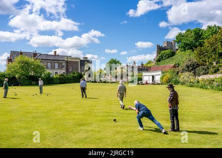 Gli uomini locali giocano Un tipo tradizionale di bocce che si è giocato nel Medioevo, Lewes, East Sussex, UK. Foto Stock