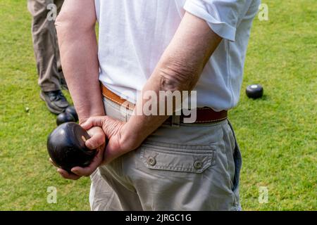 Gli uomini locali giocano Un tipo tradizionale di bocce che si è giocato nel Medioevo, Lewes, East Sussex, UK. Foto Stock