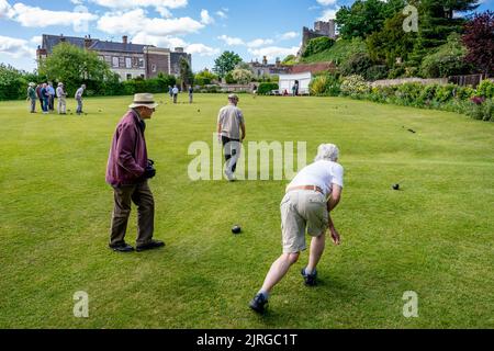 Gli uomini locali giocano Un tipo tradizionale di bocce che si è giocato nel Medioevo, Lewes, East Sussex, UK. Foto Stock