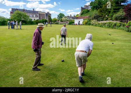 Gli uomini locali giocano Un tipo tradizionale di bocce che si è giocato nel Medioevo, Lewes, East Sussex, UK. Foto Stock