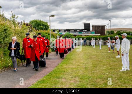 Il Chelsea Pensioners Bowls Team arriva a Lewes e viene applaudito dalla Local Bowls Team, Lewes, East Sussex, UK. Foto Stock