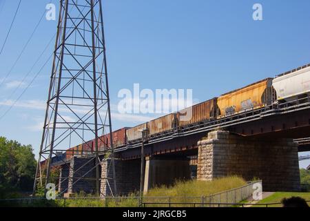 Treno merci su un ponte Foto Stock