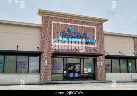 Houston, Texas USA 12-05-2021: Esterno dell'edificio per uffici dentistici e ortodontici di Brident a Houston, Texas. Salute e benessere catena di business locale. Foto Stock