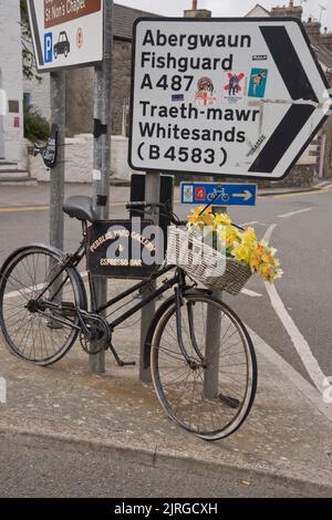 Cartello stradale bilingue gallese-inglese a St.Davids in Pembrokshire, Galles, Regno Unito Foto Stock