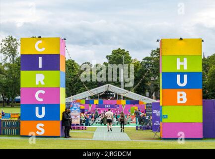 Edimburgo, Scozia, Regno Unito, 24th agosto 2022. Edinburgh Festival Fringe: Scene del festival nella sua ultima settimana. Nella foto: Il Circo Hub sui prati. Credit: Sally Anderson/Alamy Live News Foto Stock