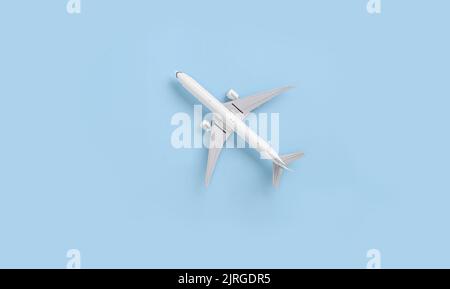 Piano giocattolo su uno sfondo blu vista dall'alto Foto Stock