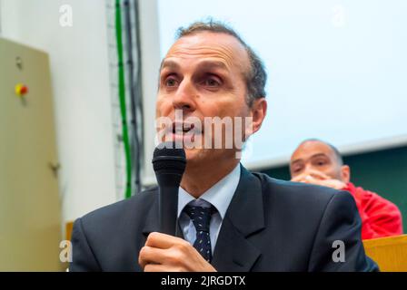 Parigi, Francia, Ritratto atto su -Parigi, incontro settimanale, Avvocati HIV, presentazione, con il professor Jean-Michel Molina, ospedale Saint Lousi, studio scientifico di preparazione, Ipergay, in Università Beaux Arts Ampitheater, 2012 Foto Stock