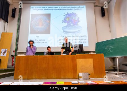 Parigi, Francia, Act Up -Parigi, riunione settimanale, sostenitori della prevenzione dell'HIV, Fare la presentazione di Ricerca scientifica all'anfiteatro universitario di Beaux Arts, 2012 Foto Stock