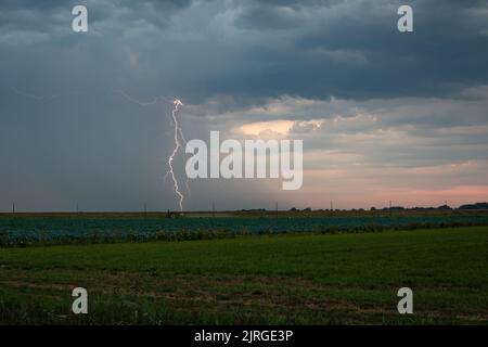 Un fulmine colpisce le pianure al crepuscolo Foto Stock