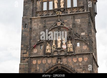 Figure medievali sulla Torre del Ponte della Città Vecchia vicino al Ponte Carlo nella città storica di Praga. Foto Stock