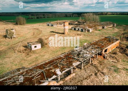 Bielorussia. Fienile abbandonato, Shed, cowsheds, Agriturismo in zona di insediamento di Chernobyl. Chornobyl catastrofe disastri. La Camera in Bielorussia è dilapida Foto Stock