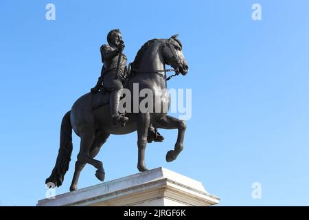 PARIGI, FRANCIA - 13 MAGGIO 2015: È la statua del re Enrico IV sull'isola di Cite a Parigi. Foto Stock