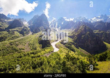 Vista dall'alto delle cime delle montagne del Caucaso. Foto Stock