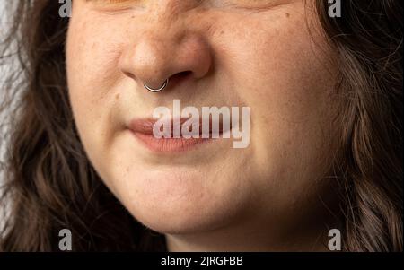 Primo piano della giovane donna che alza il naso Foto Stock