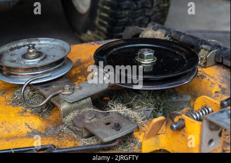 Piatto del rasaerba e meccanismo del freno per la cinghia di trasmissione. Foto Stock