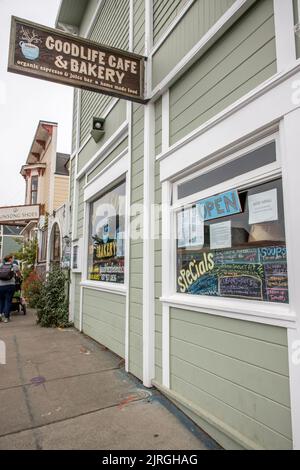 Mendocino è una città della California settentrionale, situata sull'autostrada 1. Il Good Life Cafe and Bakery è una tappa preferita quando si visita la città di Mendocino. Foto Stock