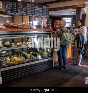 Mendocino è una città della California settentrionale, situata sull'autostrada 1. Il Good Life Cafe and Bakery è una tappa preferita quando si visita la città di Mendocino. Foto Stock