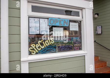 Mendocino è una città della California settentrionale, situata sull'autostrada 1. Il Good Life Cafe and Bakery è una tappa preferita quando si visita la città di Mendocino. Foto Stock