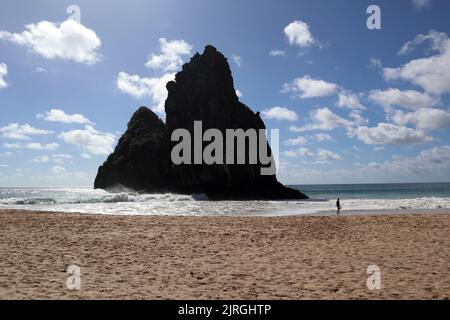 Vista di due fratelli montagna - Morro dos Dois Irmaos in portoghese - a Cacimba do Padre spiaggia a Fernando de Noronha, Brasile Foto Stock