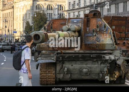 Kiev, Ucraina. 24th ago, 2022. Gli ucraini visitano una mostra di attrezzature militari russe distrutte a Kyiv, Ucraina durante la celebrazione della Giornata dell'Indipendenza dell'Ucraina, mercoledì 24 agosto 2022. Foto di Vladyslav Musienko/UPI Credit: UPI/Alamy Live News Foto Stock