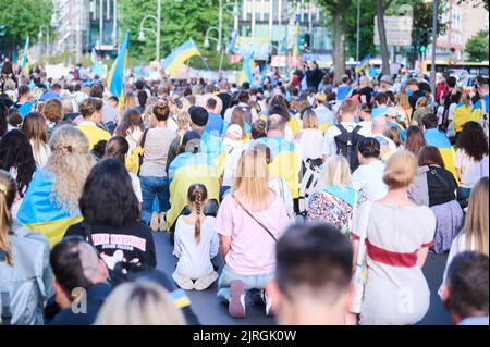 Berlino, Germania. 24th ago, 2022. I dimostranti scendono in ginocchio per un minuto di silenzio prima dell'inizio della marcia di protesta dell'associazione 'Vitsche' per la Giornata dell'indipendenza dell'Ucraina e contro la guerra. Credit: Annette Riedl/dpa/Alamy Live News Foto Stock