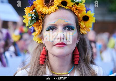 Berlino, Germania. 24th ago, 2022. Un dimostratore ha dipinto il profilo del paese sul suo volto per la marcia di protesta dell'associazione 'Vitsche' nella Giornata dell'Indipendenza dell'Ucraina. Credit: Annette Riedl/dpa/Alamy Live News Foto Stock