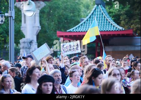 Berlino, Germania. 24th ago, 2022. 'RuZZia è un terrorista' è scritto su un cartello tenuto da un dimostratore alla marcia di protesta dell'associazione 'Vitsche' per la Giornata dell'Indipendenza dell'Ucraina e contro la guerra. Credit: Annette Riedl/dpa/Alamy Live News Foto Stock