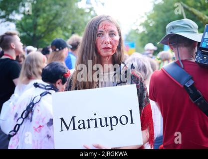 Berlino, Germania. 24th ago, 2022. 'Mariupol' è scritto su un cartello tenuto da un dimostratore alla marcia di protesta dell'associazione 'Vitsche' per la Giornata dell'Indipendenza dell'Ucraina e contro la guerra. Credit: Annette Riedl/dpa/Alamy Live News Foto Stock