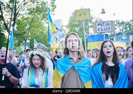 Berlino, Germania. 24th ago, 2022. I dimostranti gridano slogan anti-guerra prima dell'inizio della marcia di protesta dell'associazione 'Vitsche' nella Giornata dell'indipendenza dell'Ucraina e contro la guerra. Credit: Annette Riedl/dpa/Alamy Live News Foto Stock