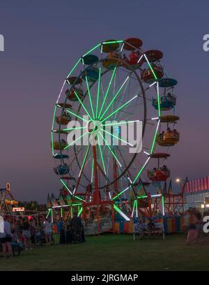 Il Wonder mostra a metà strada illuminata di notte al Festival Harvest di Winkler, Manitoba, Canada. Foto Stock