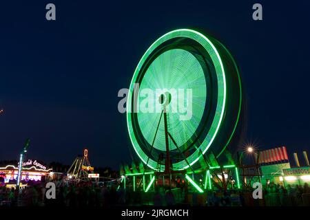 Il Wonder mostra a metà strada illuminata di notte al Festival Harvest di Winkler, Manitoba, Canada. Foto Stock