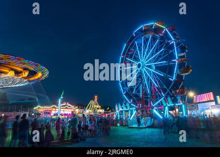 Il Wonder mostra a metà strada illuminata di notte al Festival Harvest di Winkler, Manitoba, Canada. Foto Stock