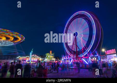 Il Wonder mostra a metà strada illuminata di notte al Festival Harvest di Winkler, Manitoba, Canada. Foto Stock