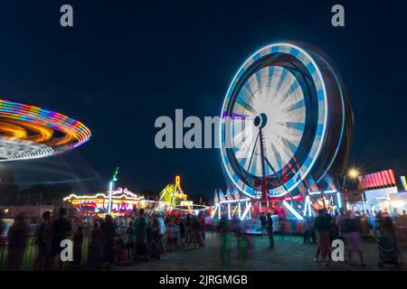 Il Wonder mostra a metà strada illuminata di notte al Festival Harvest di Winkler, Manitoba, Canada. Foto Stock