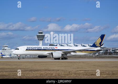 Monaco di Baviera, Germania - Febbraio 19. 2022: Singapore Airlines Airbus A350-941 con la registrazione dell'aeromobile 9V-SMC inizia sulla pista sud 26L o Foto Stock