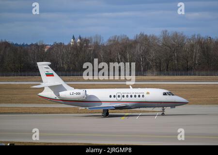 Monaco di Baviera, Germania - Febbraio 20. 2022 : Bulgaria Air Force Dassault Falcon 2000EX con la registrazione dell'aeromobile LZ-001 è tassare per il decollo sulla n Foto Stock