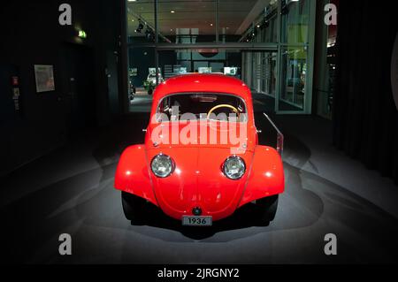 Wolfsburg, Germania - 12 agosto 2022: Un'originale Volkswagen Beetle Oldtimer auto dal 1936 in mostra presso la fabbrica di Wolfsburg Foto Stock