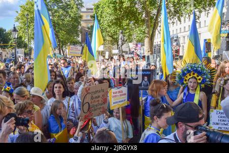 Londra, Regno Unito. 24th agosto 2022. I manifestanti si sono riuniti fuori Downing Street a sostegno dell'Ucraina nel 31st° anniversario dell'indipendenza del paese, mentre la Russia continua il suo attacco. Credit: Vuk Valcic/Alamy Live News Foto Stock