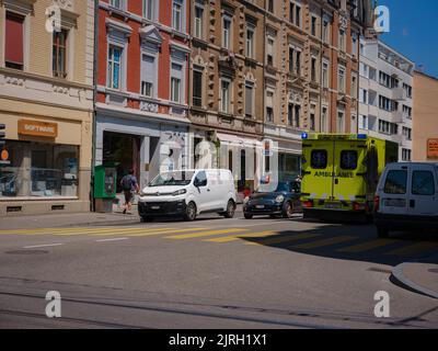 Basilea, Svizzera - Luglio 8 2022: Ambulanza in città. via del centro di Basilea in primavera soleggiata. Foto Stock