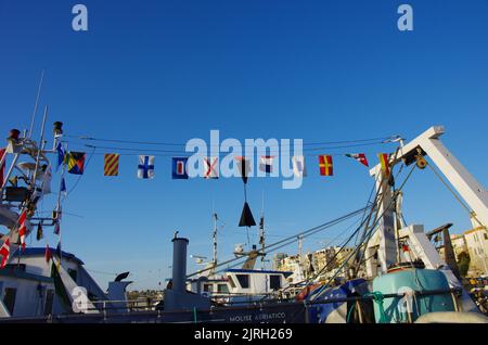 Termoli - Molise - le bandiere colorate che decorano il peschereccio 'nuovo Saturno' per ospitare San basso in processione al mare. Foto Stock